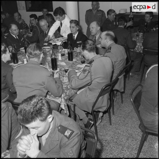 La table des officiels durant le service au centre militaire de détente interarmées Dastier 15.