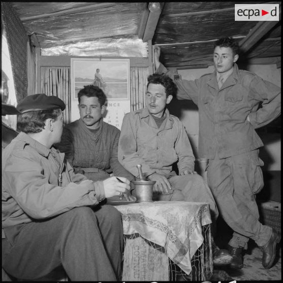 Groupe de militaires du 22e régiment d'infanterie (RI) dans un abri.