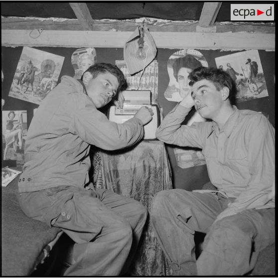 Deux militaires du 22e régiment d'infanterie (RI) dans leur abri.