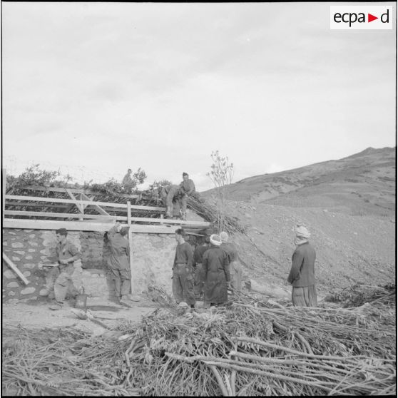 Construction d'une habitation par le génie.