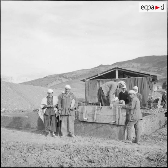 Construction d'une habitation par des ouvriers algériens.