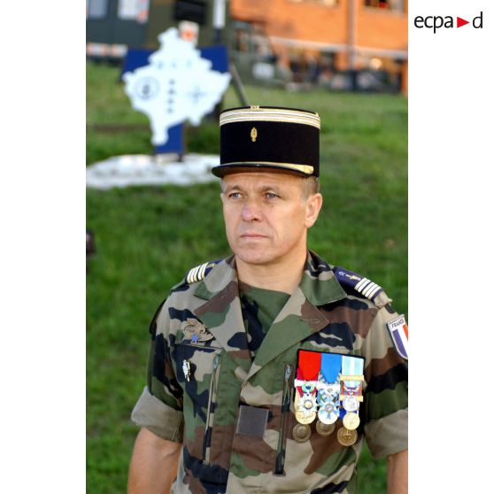 Le lieutenant-colonel prononce un discours pour la cérémonie de remise de décorations aux militaires du BCT.