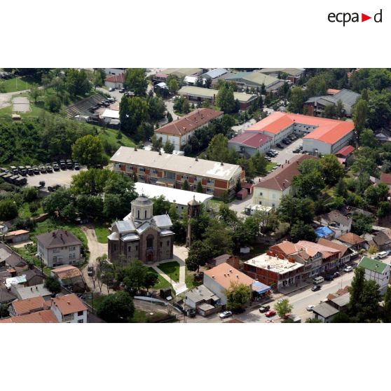 Vue aérienne du quartier militaire Serment de Koufra à Mitrovica.