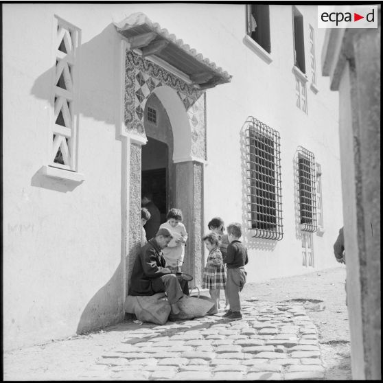 Scène de rue dans les hauts de la casbah.