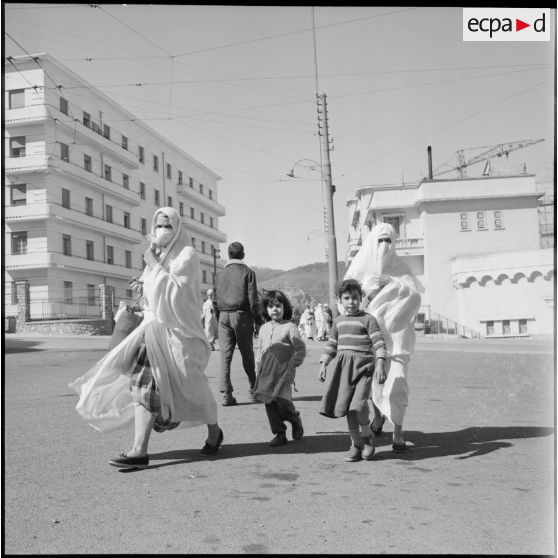 Femmes et enfant circulant dans Alger.