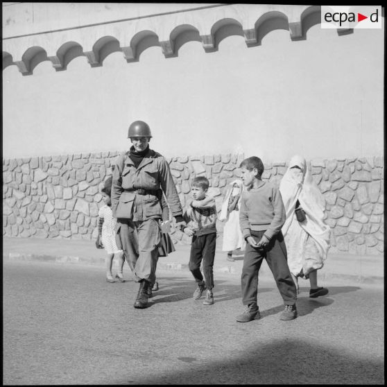 Un militaire et des enfants.