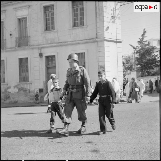 Un militaire et des enfants.