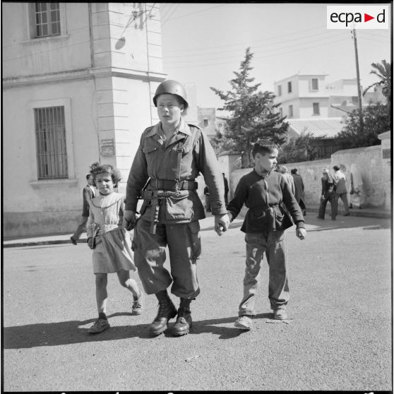 Un militaire et des enfants.