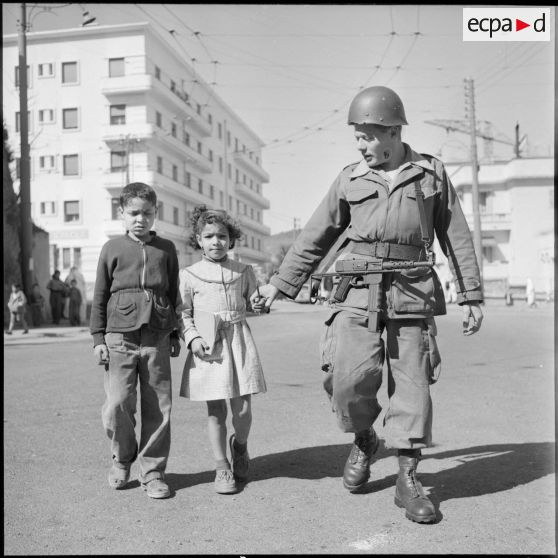 Un militaire et des enfants.