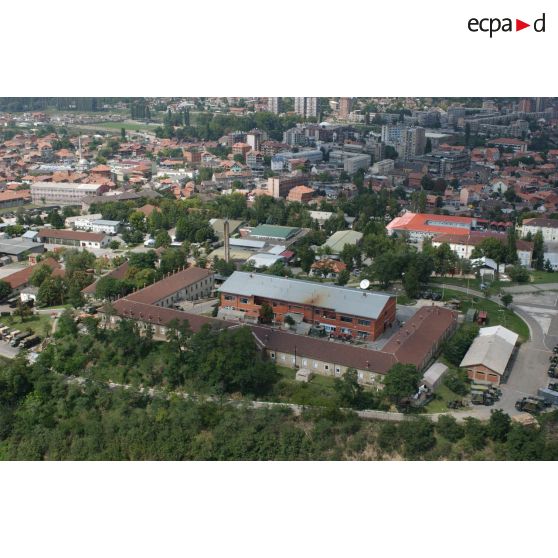 Vue aérienne du quartier militaire Serment de Koufra à Mitrovica.