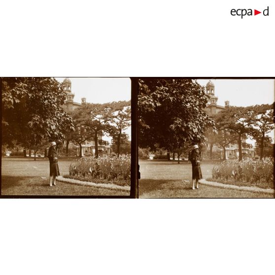 [Jeune femme dans les jardins du Trocadéro, s.d.]