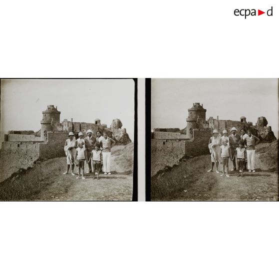 [Portrait de famille devant un village fortifié, s.d.]