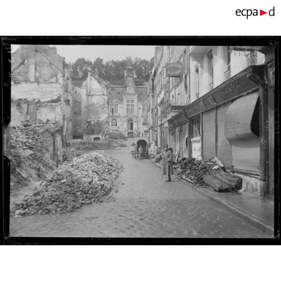 Château-Thierry (Aisne). La rue de l'Hôtel de Ville et l'Hôtel de Ville. [légende d'origine]