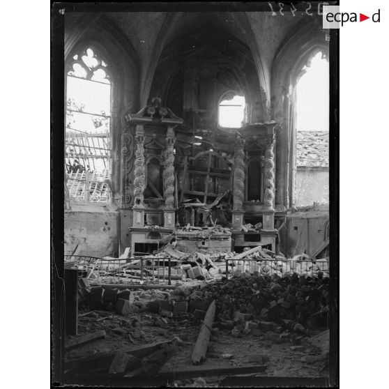 Fère-en-Tardenois (Aisne). L'église : l'autel. [légende d'origine]