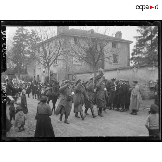 Château-Salins (Lorraine).  Officiers allemands parlementaires se rendant aux troupes françaises. [légende d'origine]