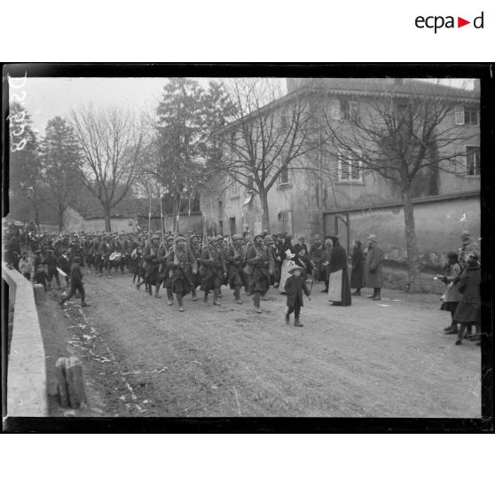 Château-Salins (Lorraine). Entrée du général Daugan. Défilé des troupes. [légende d'origine]