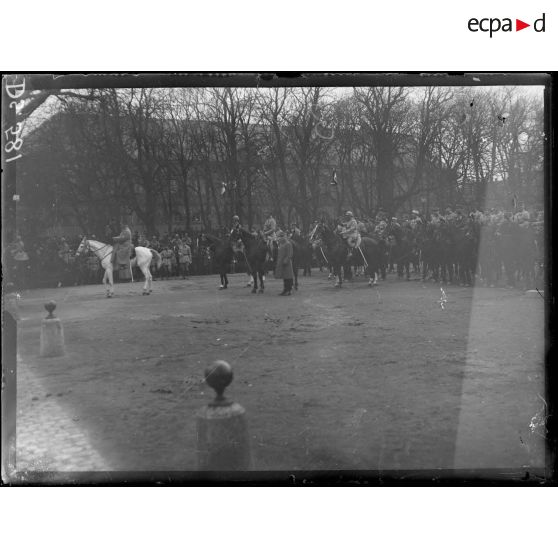 Metz. Lorraine. Entrée du maréchal Pétain. Le maréchal assiste au défilé des troupes. [légende d'origine]