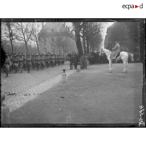 Metz. Lorraine. Entrée du maréchal Pétain. Le maréchal assiste au défilé des troupes. [légende d'origine]