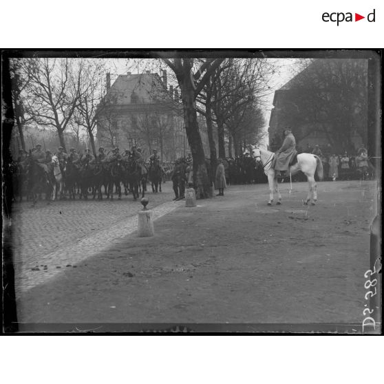 Metz. Lorraine. Entrée du maréchal Pétain. Le maréchal assiste au défilé des troupes. [légende d'origine]