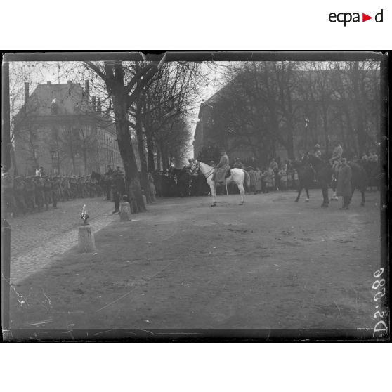 Metz. Lorraine. Entrée du maréchal Pétain. Le maréchal assiste au défilé des troupes. [légende d'origine]