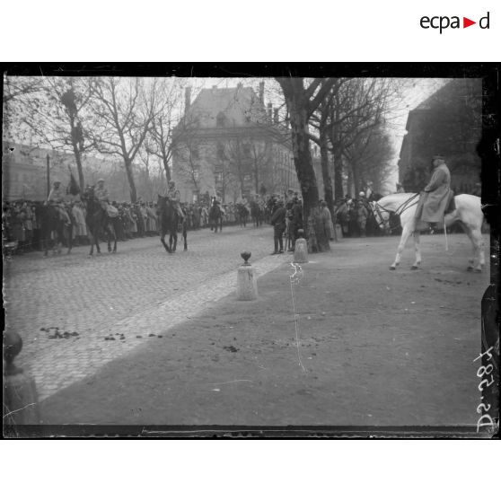 Metz. Lorraine. Entrée du maréchal Pétain. Le maréchal assiste au défilé des troupes. [légende d'origine]