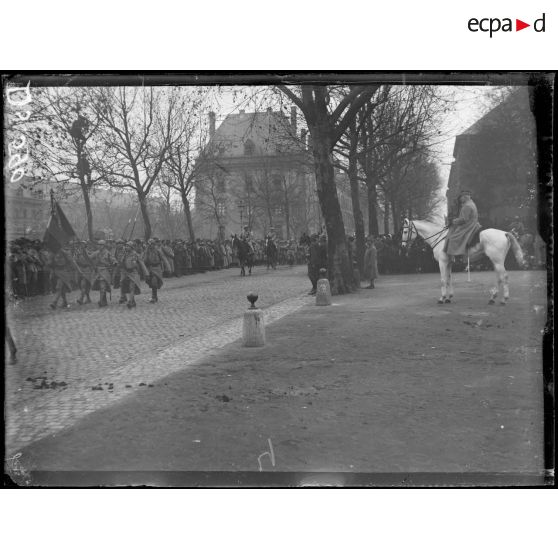 Metz. Lorraine. Entrée du maréchal Pétain. Le maréchal assiste au défilé des troupes. [légende d'origine]