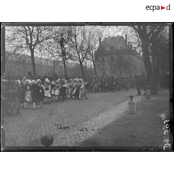 Metz. Lorraine. Jeunes Lorraines précédant les troupes françaises. [légende d'origine]