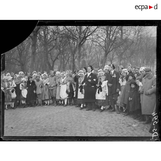 Metz. Lorraine. Entrée des troupes françaises. Jeunes Lorraines, étusdiants et soldats français pendant le défilé des troupes. [légende d'origine]