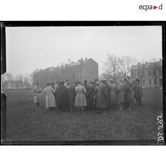 Metz. Lorraine. Entrée des troupes françaises. Les membres de la presse. [légende d'origine]