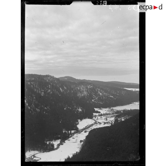 La route de la Schlucht vue de la roche du Diable. [légende d'origine]