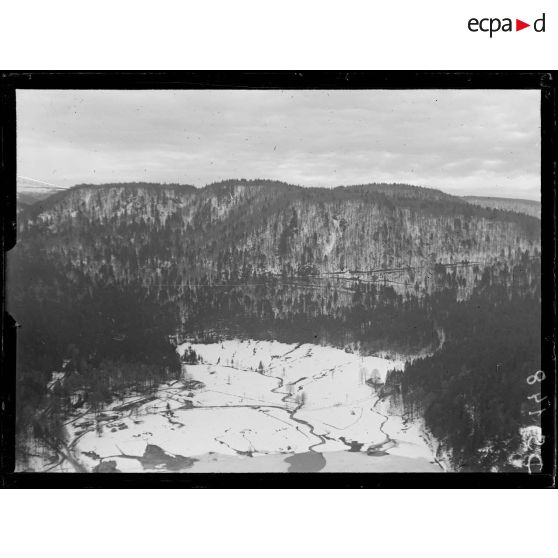 La route de la Schlucht vue de la roche du Diable. [légende d'origine]