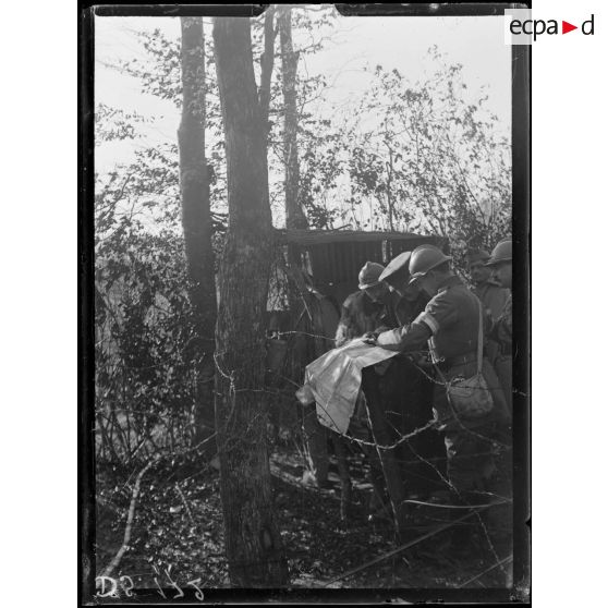 Frontière suisse. Les correspondants de guerre regardent la carte. [légende d'origine]