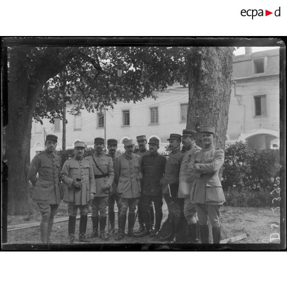 Provins (Seine-et-Marne). Les officiers du bureau d'information du GQG. [légende d'origine]