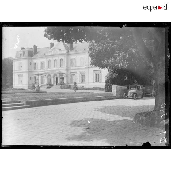 Près de Nangis (Seine-et-Marne). Le château des Moyeux, siège de la mission de la presse française. [légende d'origine]