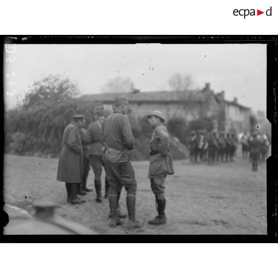 Vienne-la-Ville (Marne). Correspondants de guerre visitant un cantonnement américain. [légende d'origine]