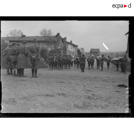 Vienne-la-Ville (Marne). Correspondants de guerre visitant un cantonnement américain. [légende d'origine]