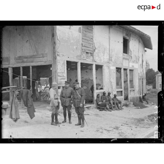 Vienne-la-Ville (Marne). Correspondants de guerre visitant un cantonnement américain. [légende d'origine]