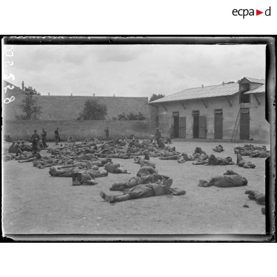 Lamorlaye (Oise). Camp de prisonniers. Le repos à l'arrière des lignes. [légende d'origine]