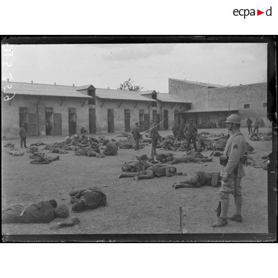 Lamorlaye (Oise). Camp de prisonniers. Le repos à l'arrière des lignes. [légende d'origine]