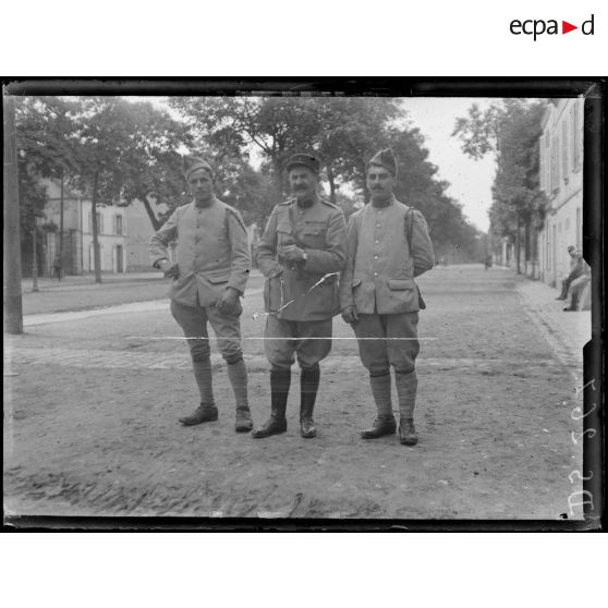 Chantilly. Le lieutenant Monméja, du GQG, et ses deux neveux. [légende d'origine]