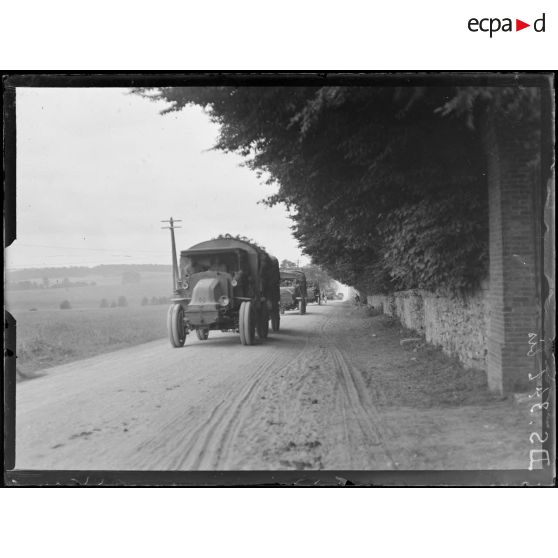 Rozoy-en-Multien (Seine-et-Marne). Convoi sur la route. [légende d'origine]