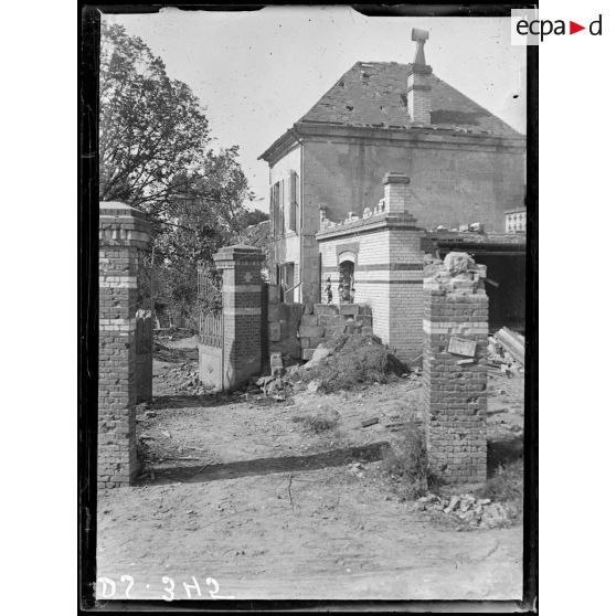 Montigny (Oise). Maison bombardée. [légende d'origine]