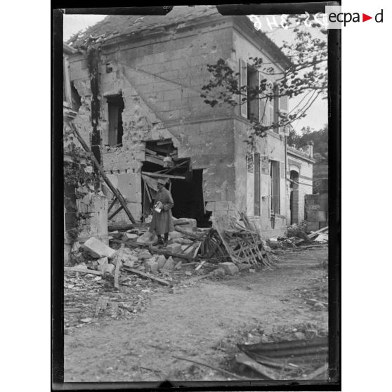 Montigny (Oise). Maison bombardée. [légende d'origine]