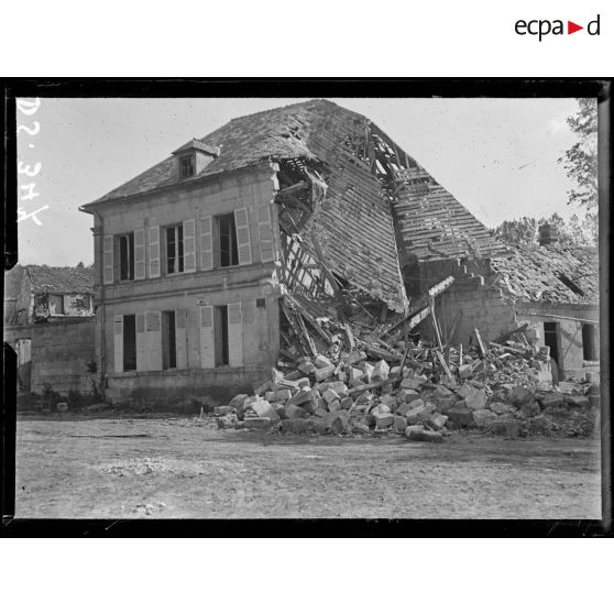 Montigny (Oise). Maison bombardée sur la place. [légende d'origine]