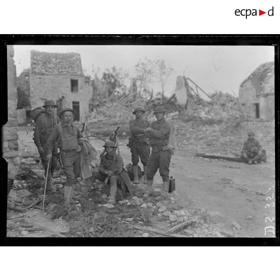 Vuillery (Aisne). Américains à l'entrée du village. [légende d'origine]