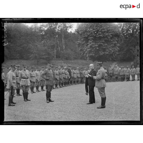 Lamorlaye (Oise). Remise de la Grand Croix de la légion d'honneur au général Fayolle. Par le président de la République, la lecture de la citation. [légende d'origine]