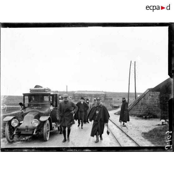 Visite des tranchées. Officier d'état-major faisant visiter les tranchées du camp retranché de Verdun à une délégation de la presse anglaise. [légende d'origine]