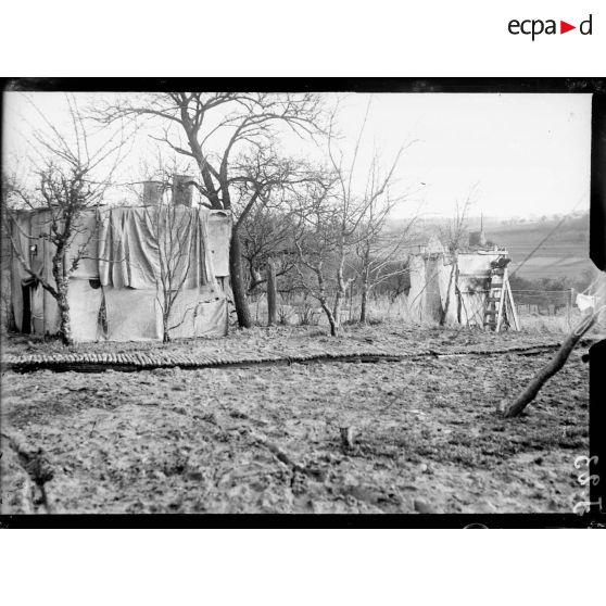 Village de Damloup. Installation de douches. Vue exterieure. [légende d'origine]