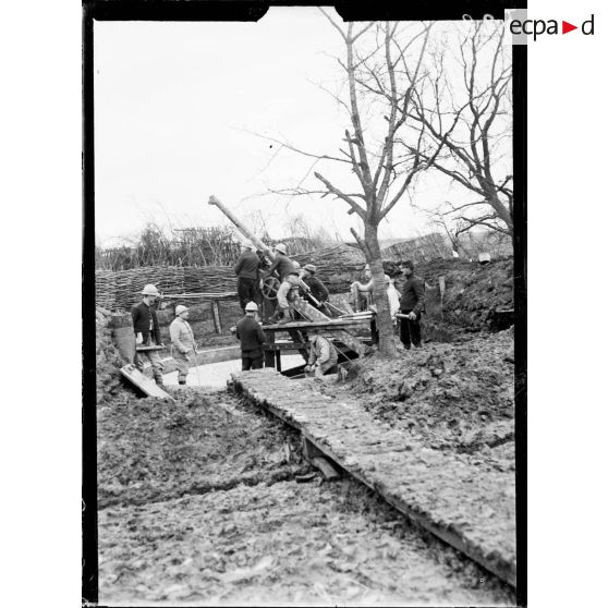 Batterie de 75 contre avions. [légende d'origine]