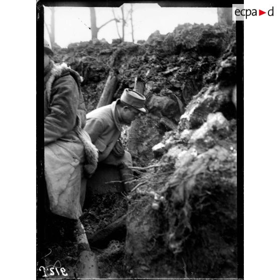 Tranchée de Calonne. Abri d'une tranchée de première ligne (un obus vient de tuer un soldat). [légende d'origine]